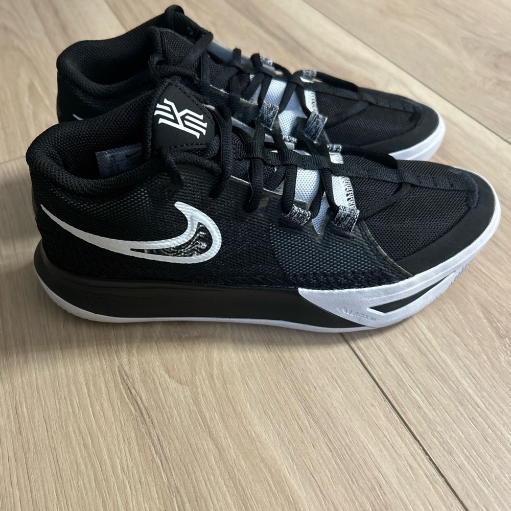 Nike Kyrie Black White Low Top Athletic Basketball Sneakers Boys Size 5.5 Y - Picture 6 of 11